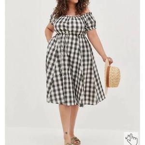 NWOT Torrid SEERSUCKER GINGHAM GREY & WHITE PEASANT MIDI DRESS Size 1X